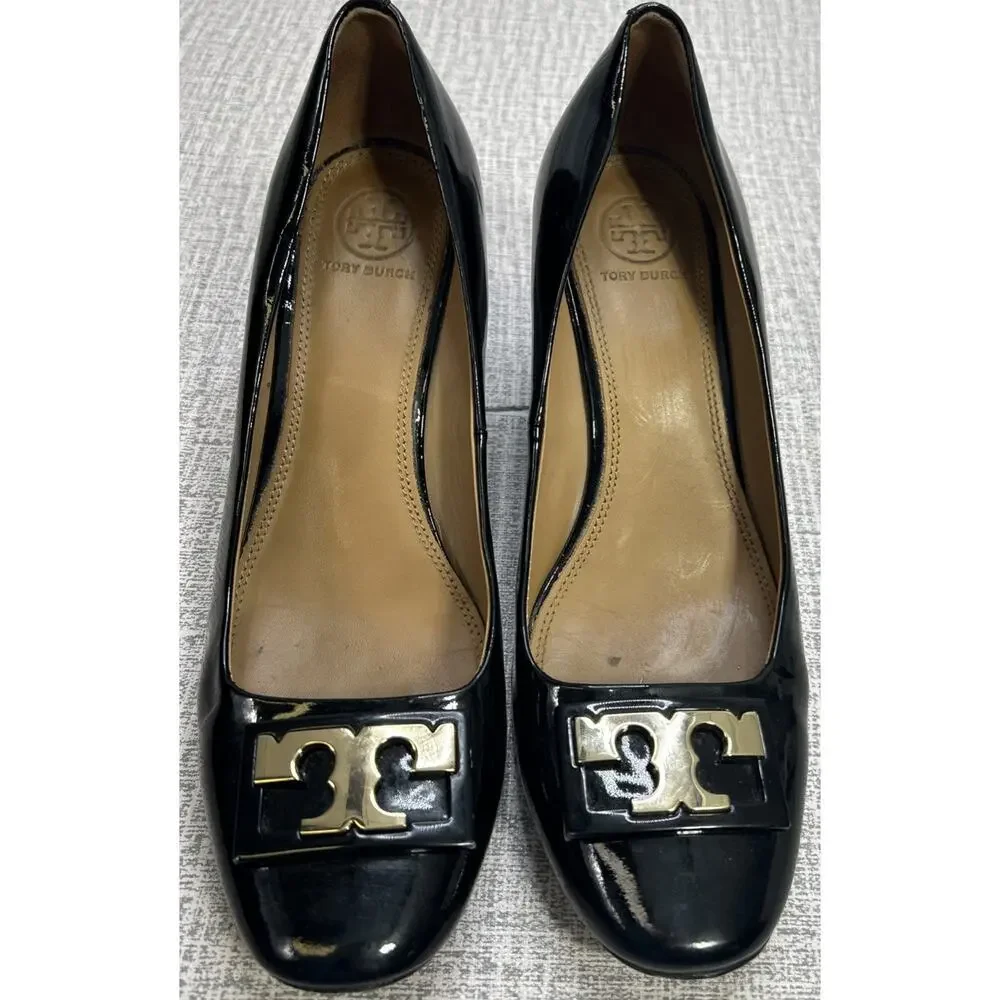 Tory Burch Gigi Black Patent Leather Classic Pumps Wedge Shoe 8.5 Gold T Logo